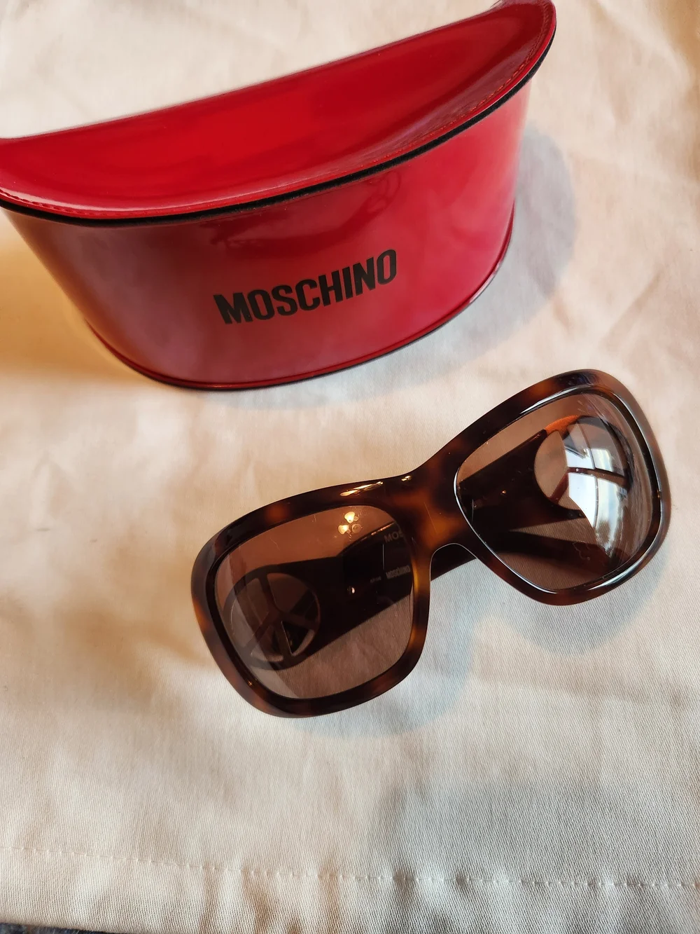 Moschino Women's Brown Tortoiseshell Sunglasses With Design Red Case MO51702